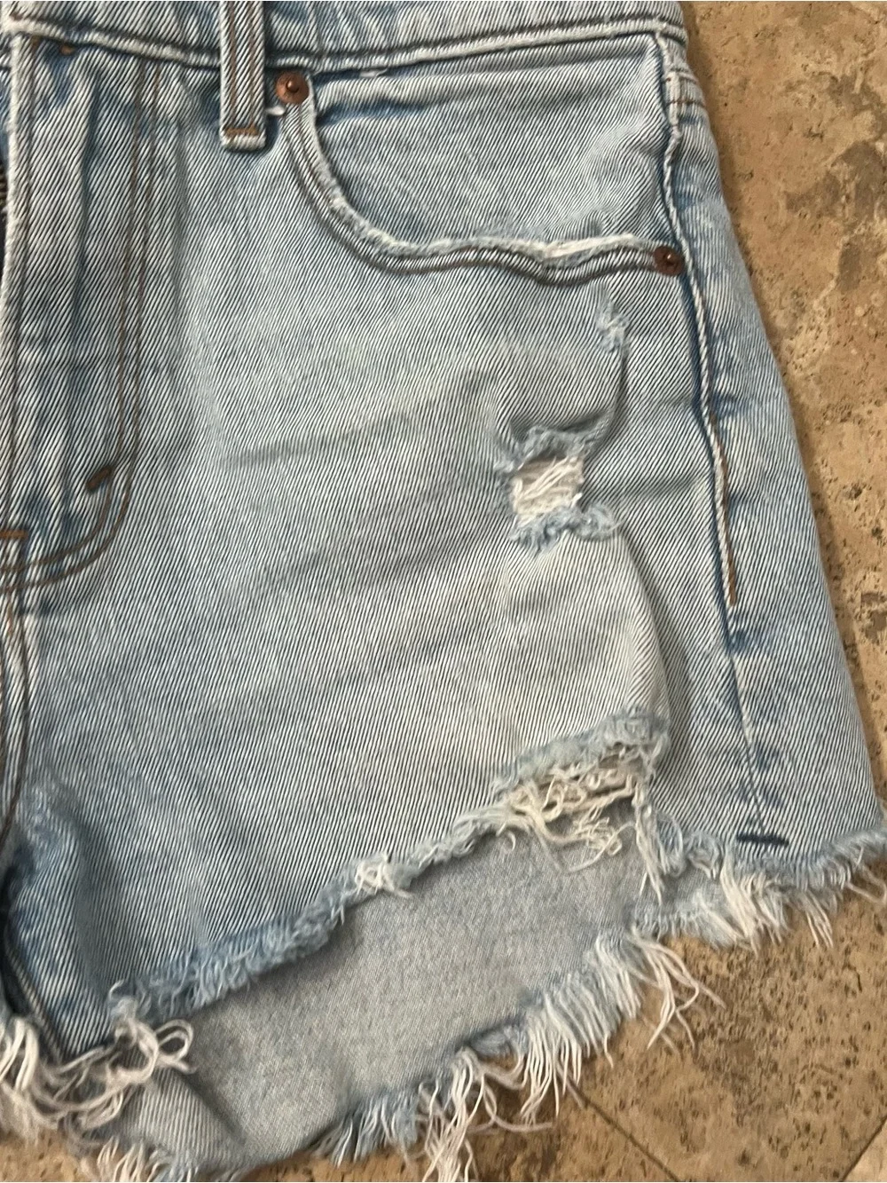 Abercrombie & Fitch The Mom Short Mid Rise size 27/4 Light Blue Distressed Denim